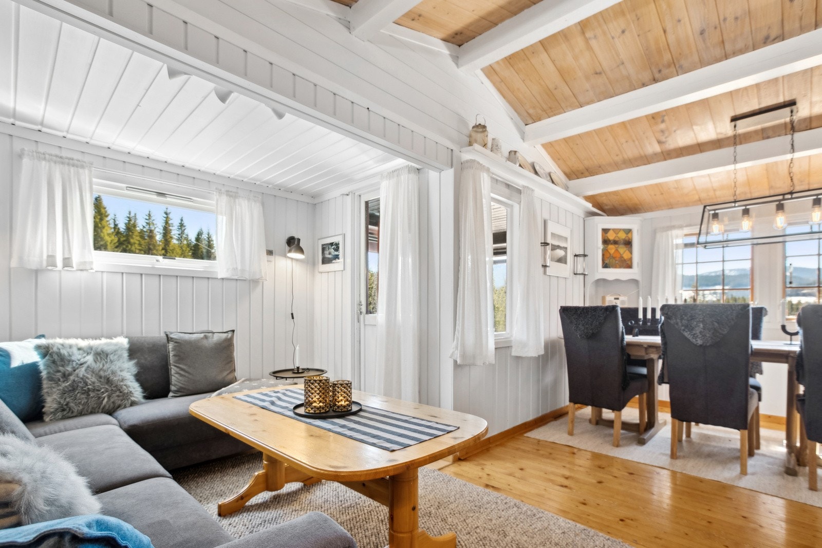 God plass til både sofagruppe og spisestue. Galleribilde