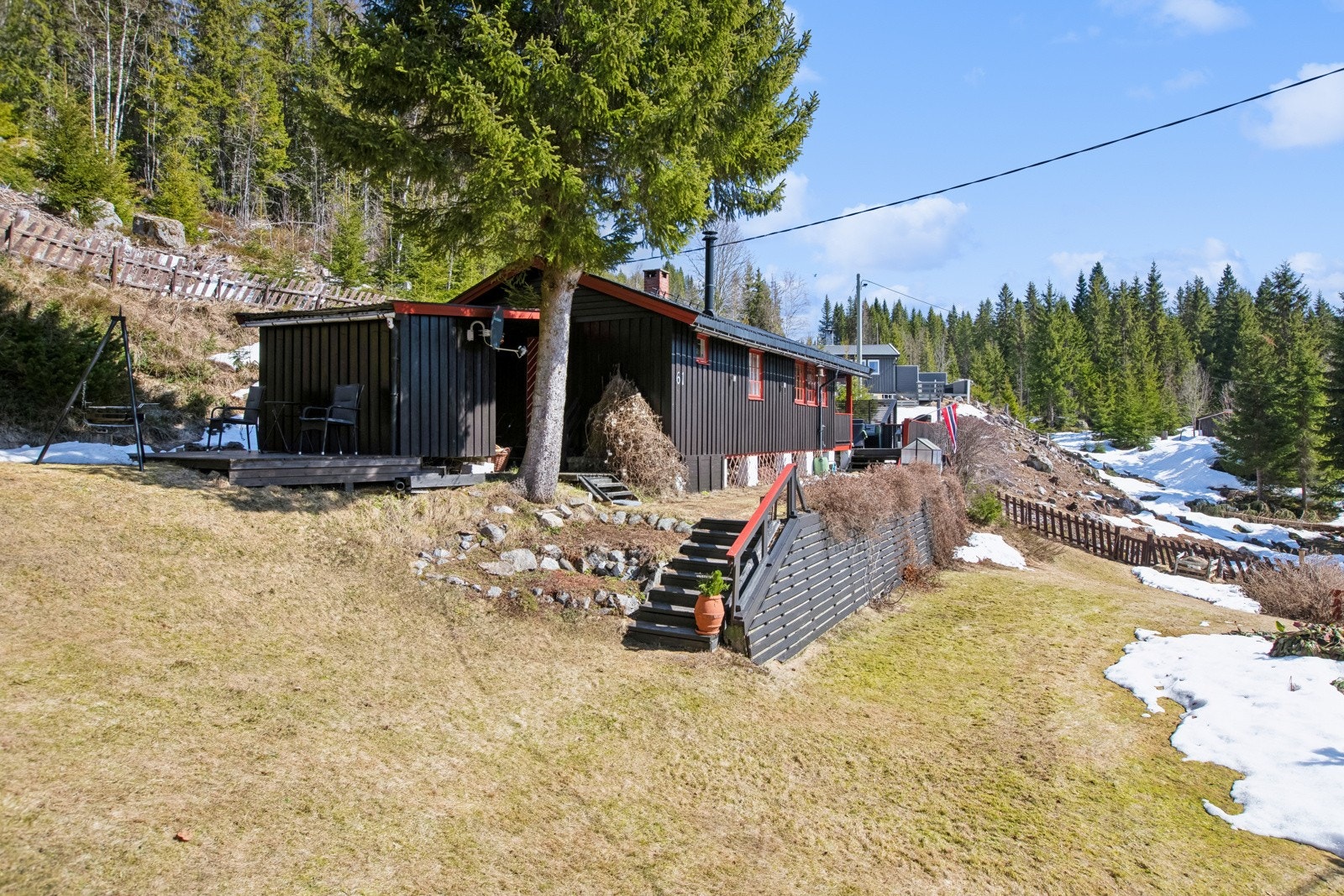 Hytta har flotte uteområder i flere nivåer. Galleribilde