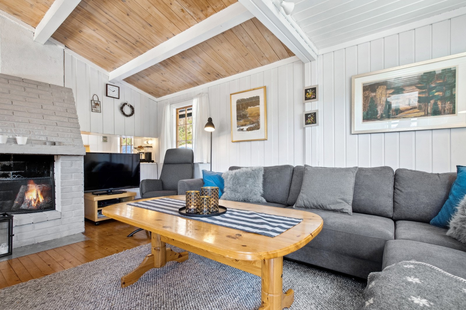Koselig stu med plass til sofagruppe. Galleribilde