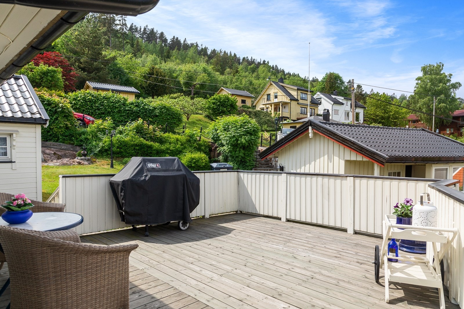 Rundt hytta finner du en meget romslig terrasse/veranda med god plass til å møblere i flere ulike soner Galleribilde