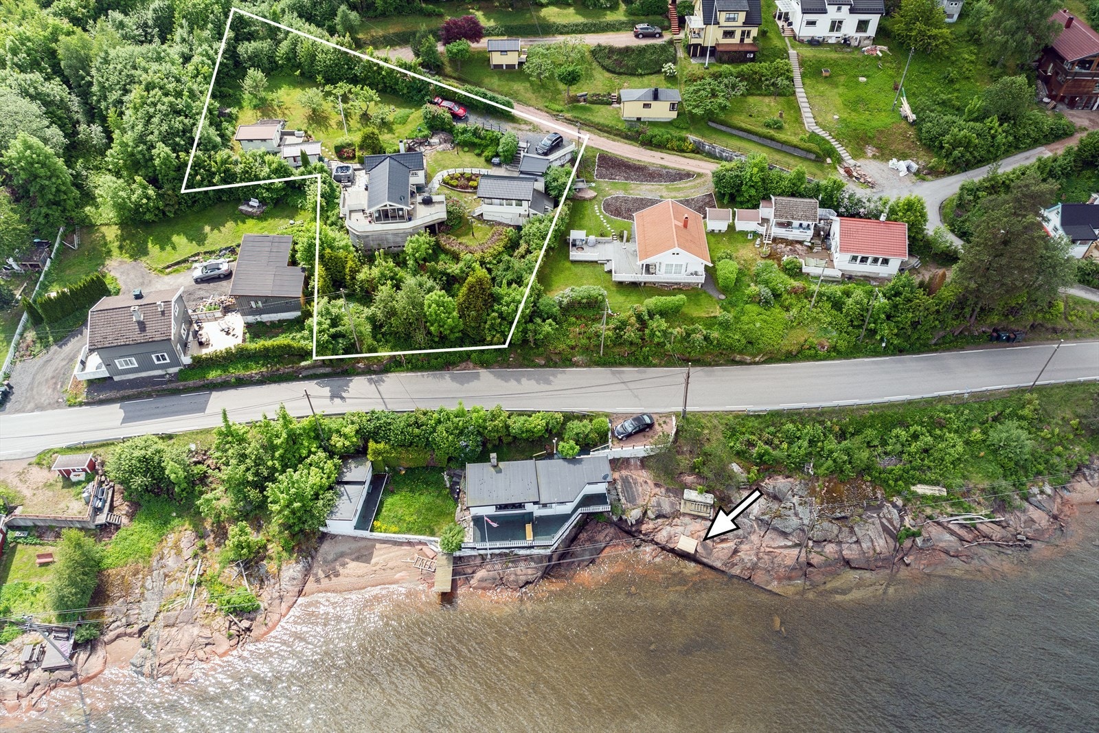 Oversiktsbilde over tomt og tinglyst båtfeste/badeplass Galleribilde