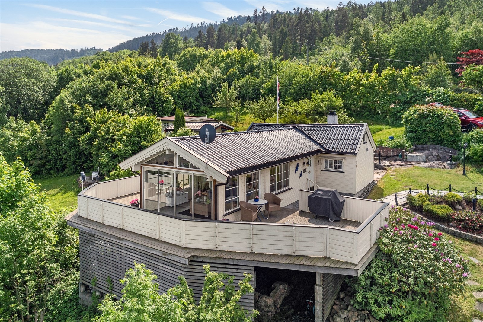 Eiendommen består av en hovedhytte, samt tre anneks og store uteområder med flere soner. Galleribilde