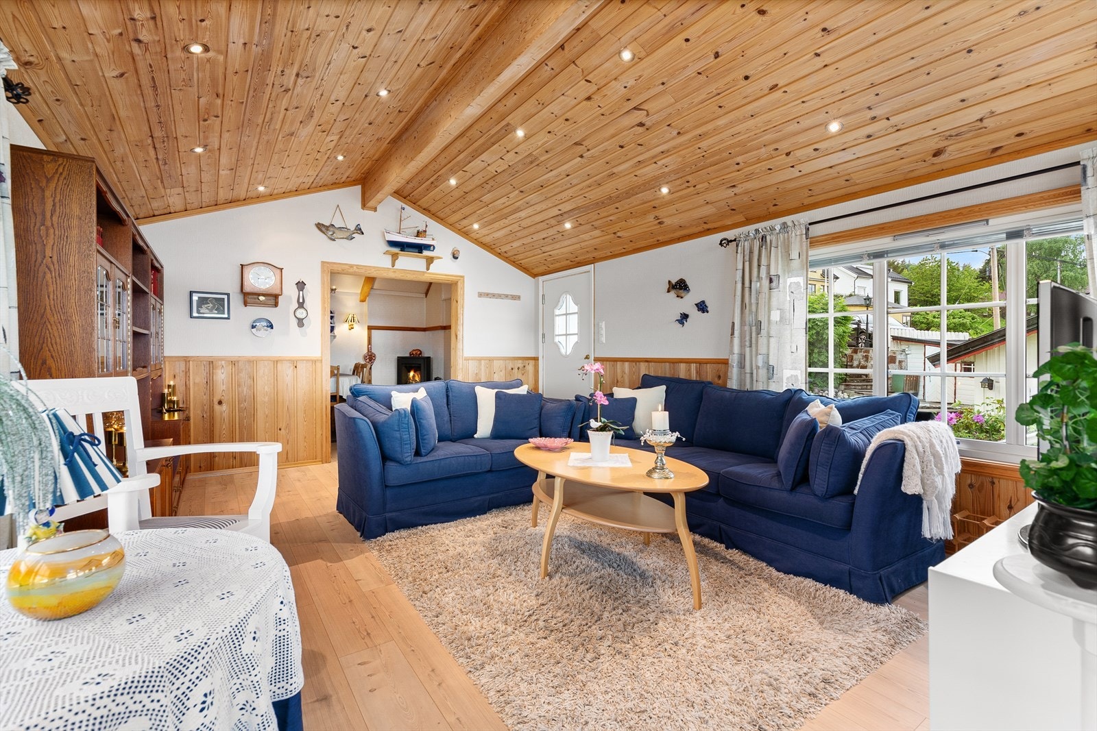 I stuen har du downlights i himlingen for jevn lyssetting Galleribilde