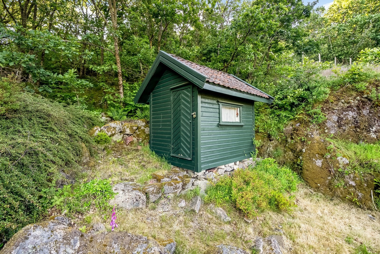 Boden ligger delvis utenfor tomta. Det foreligger ingen tinglyst avtale på plassering. Galleribilde