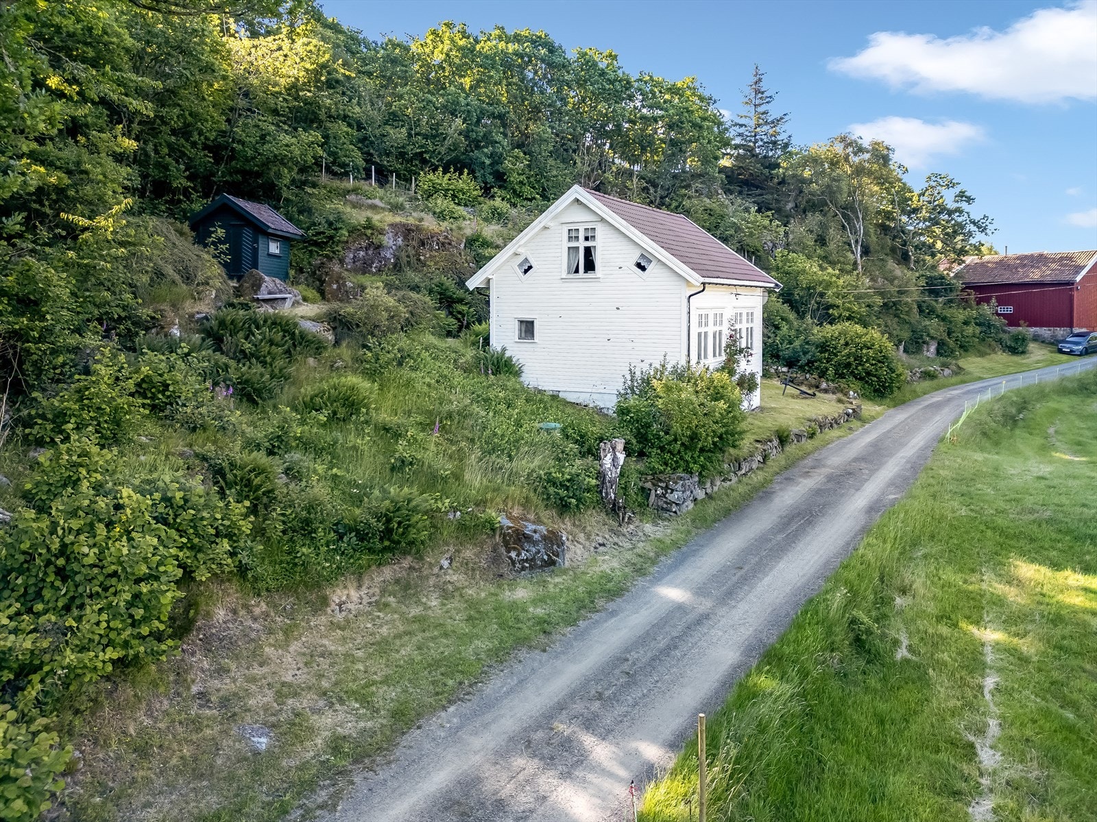En kort spaserstur unna ligger båtplassen og flere fine badeplasser. Galleribilde