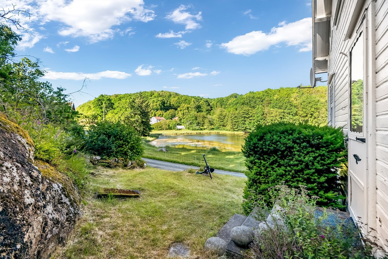 Fin utsikt utover naturlandskapet rundt eiendommen. Galleribilde