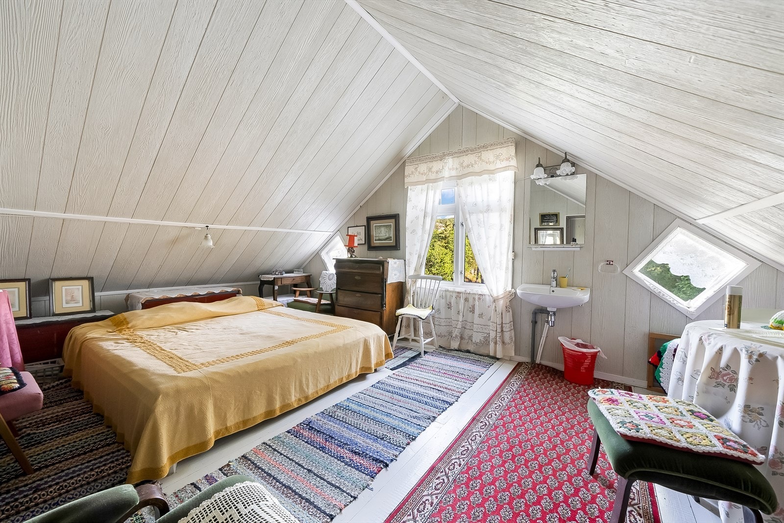 Soverom 2 av 2 på loftet. Galleribilde