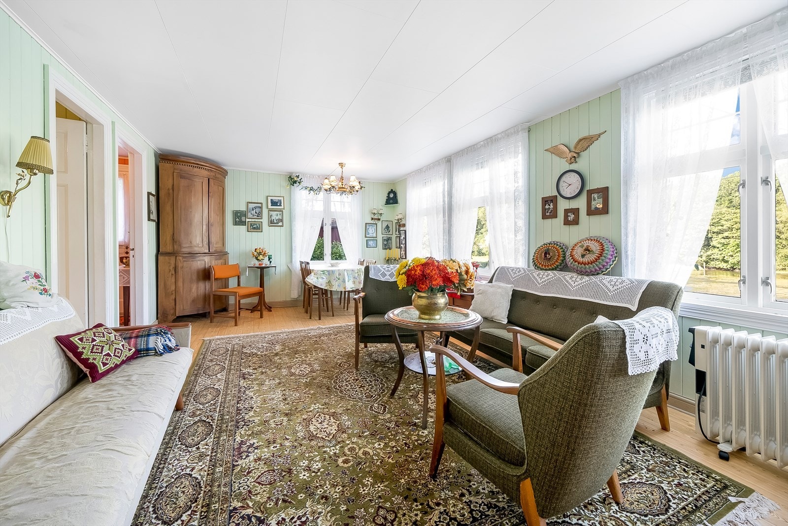 I stuen er det plass til innredning i flere soner. Galleribilde