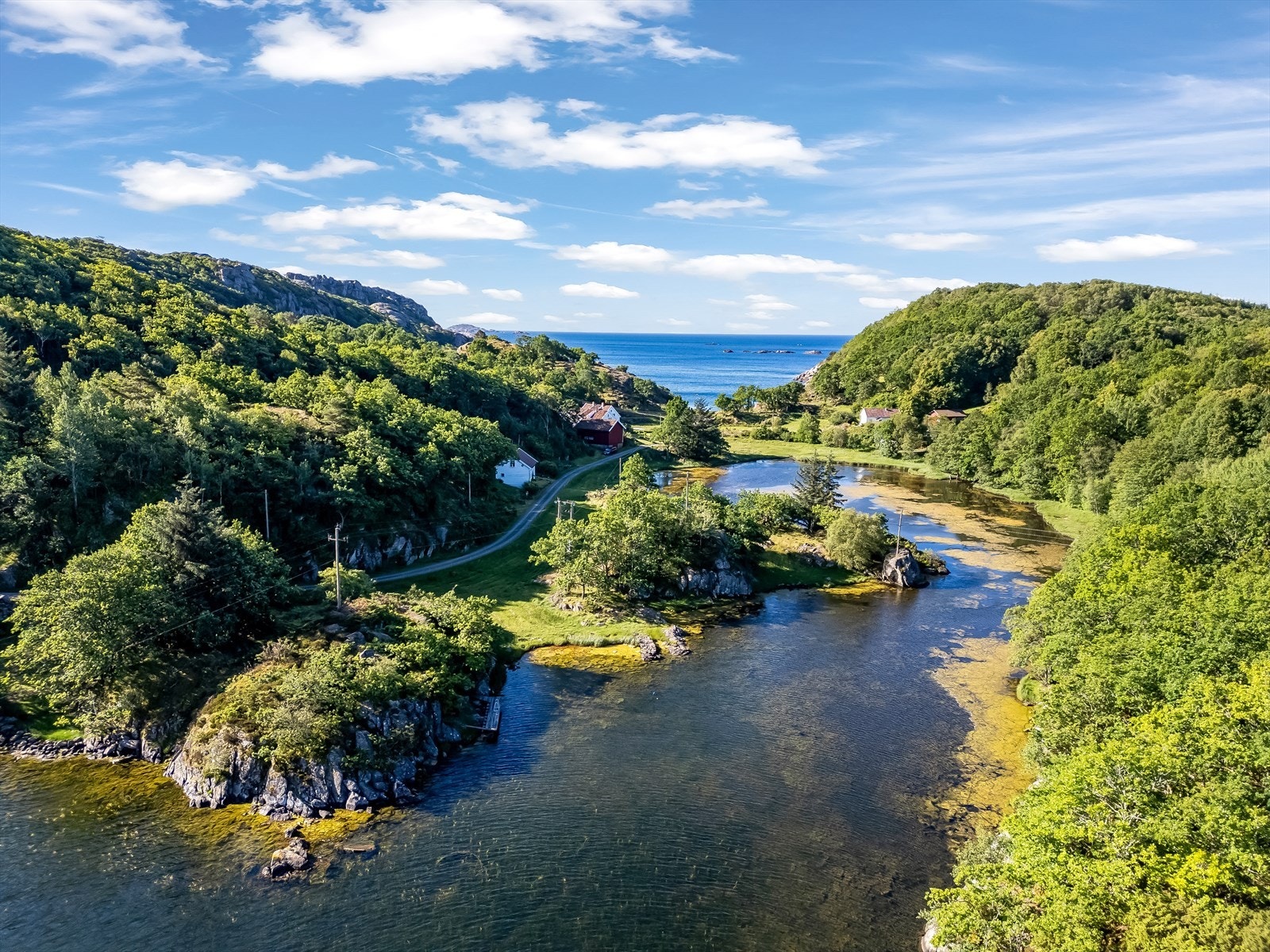 Eiendommen ligger i et naturskjønt område med kort avstand til havet. Galleribilde