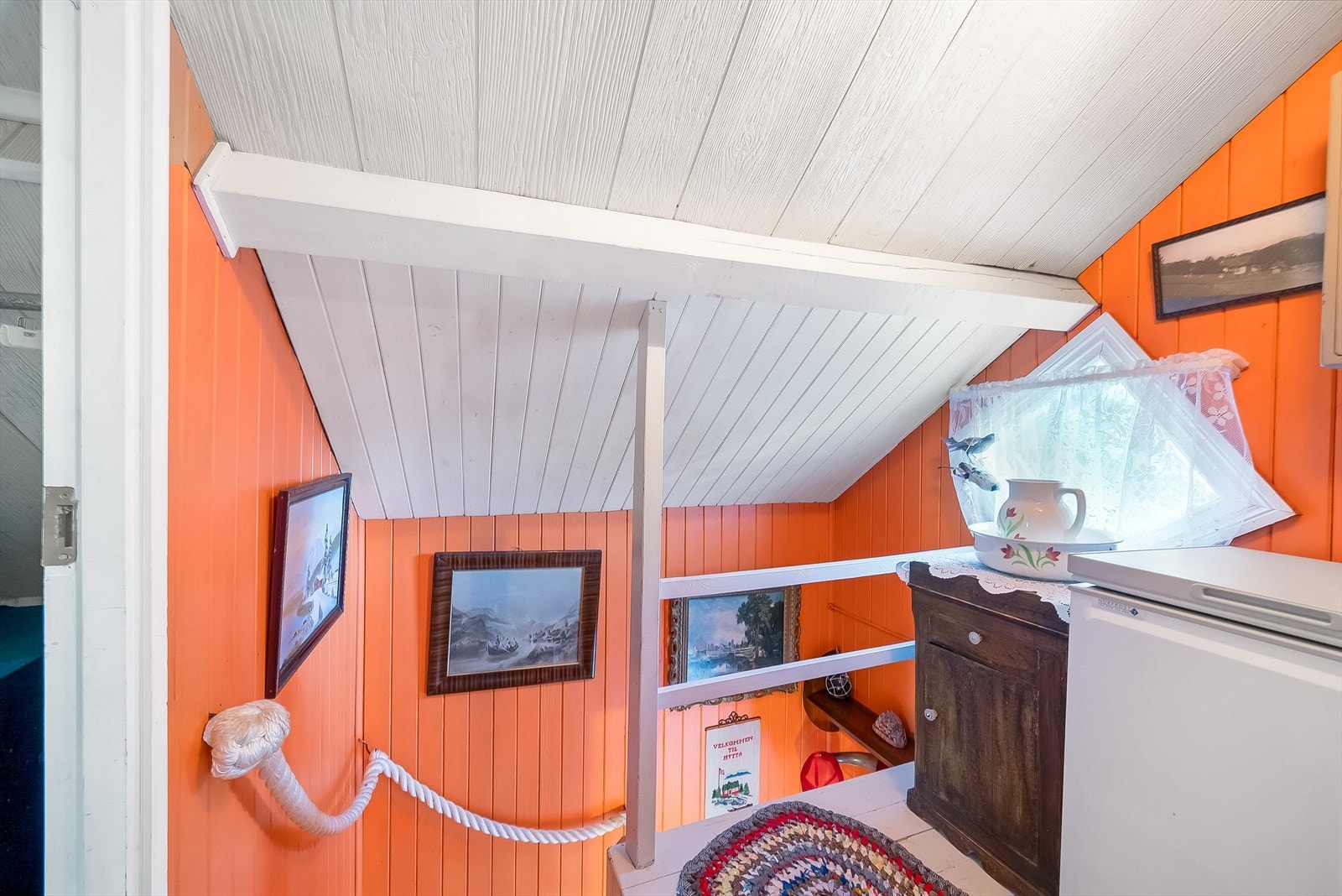 Trappen fører opp til en gang på loftet. Galleribilde