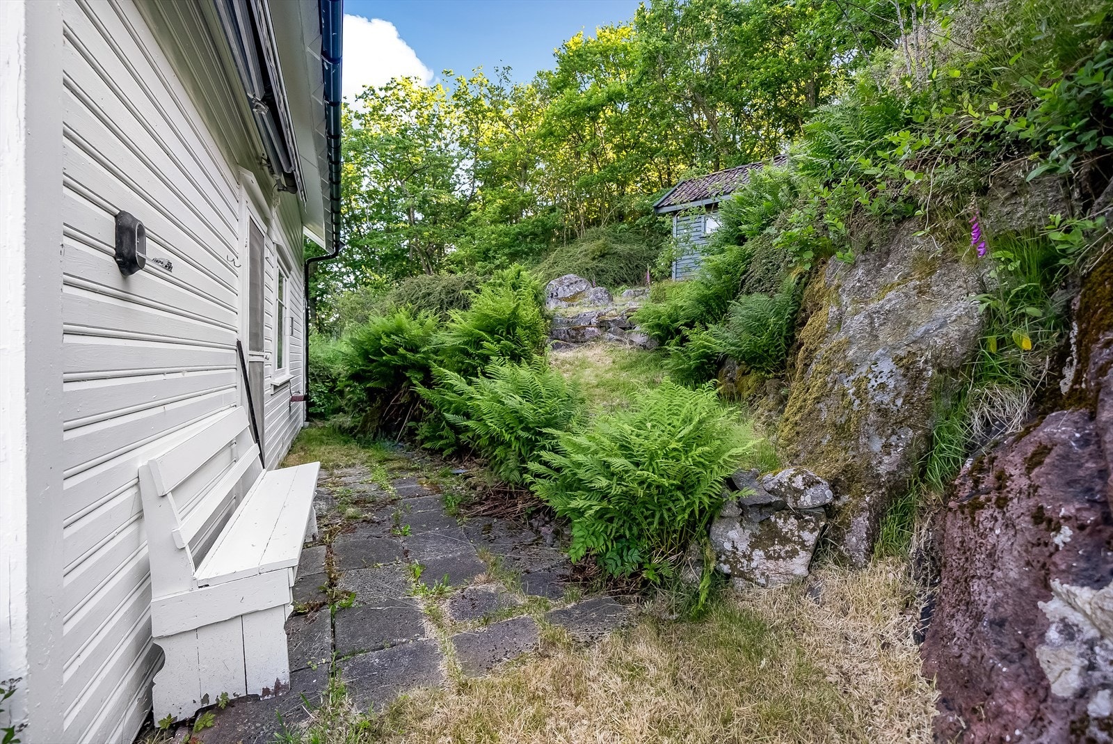 Bakhage med stort potensiale til å lage til en trivelig uteplass. Galleribilde