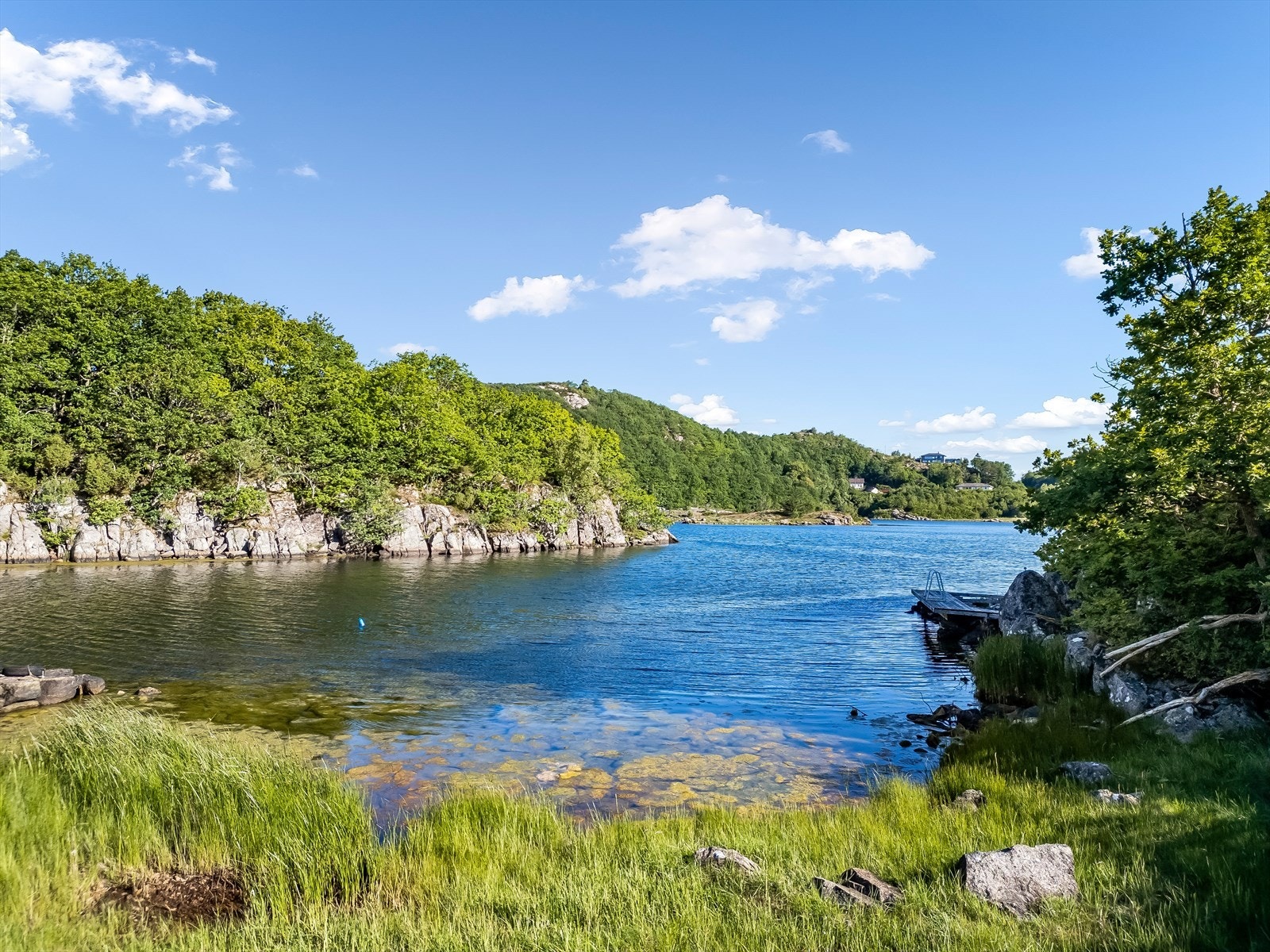 Lunere bukt der båtplassen ligger. Galleribilde