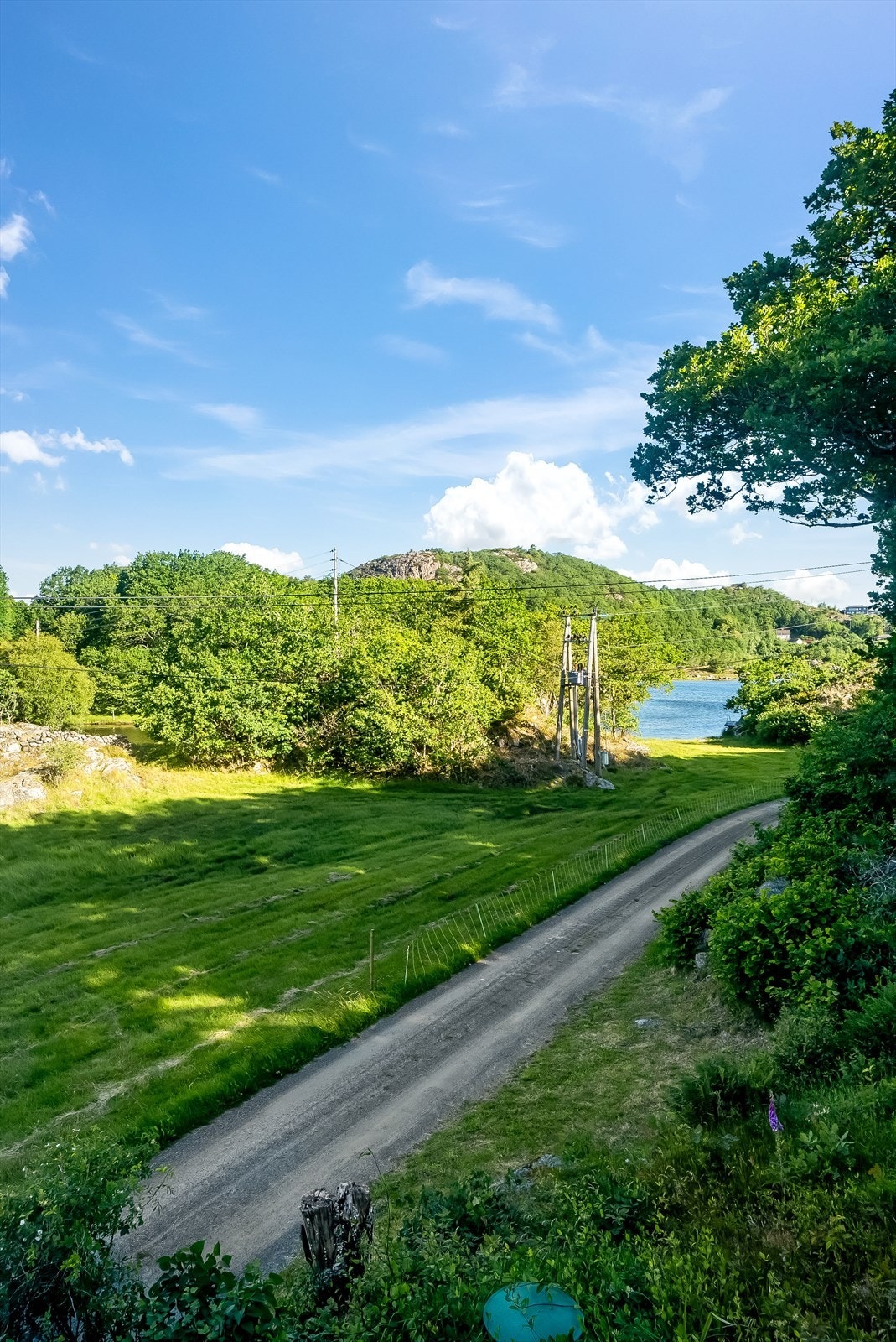Utsikt fra boligen mot sjøen hvor båtplassen ligger. Galleribilde