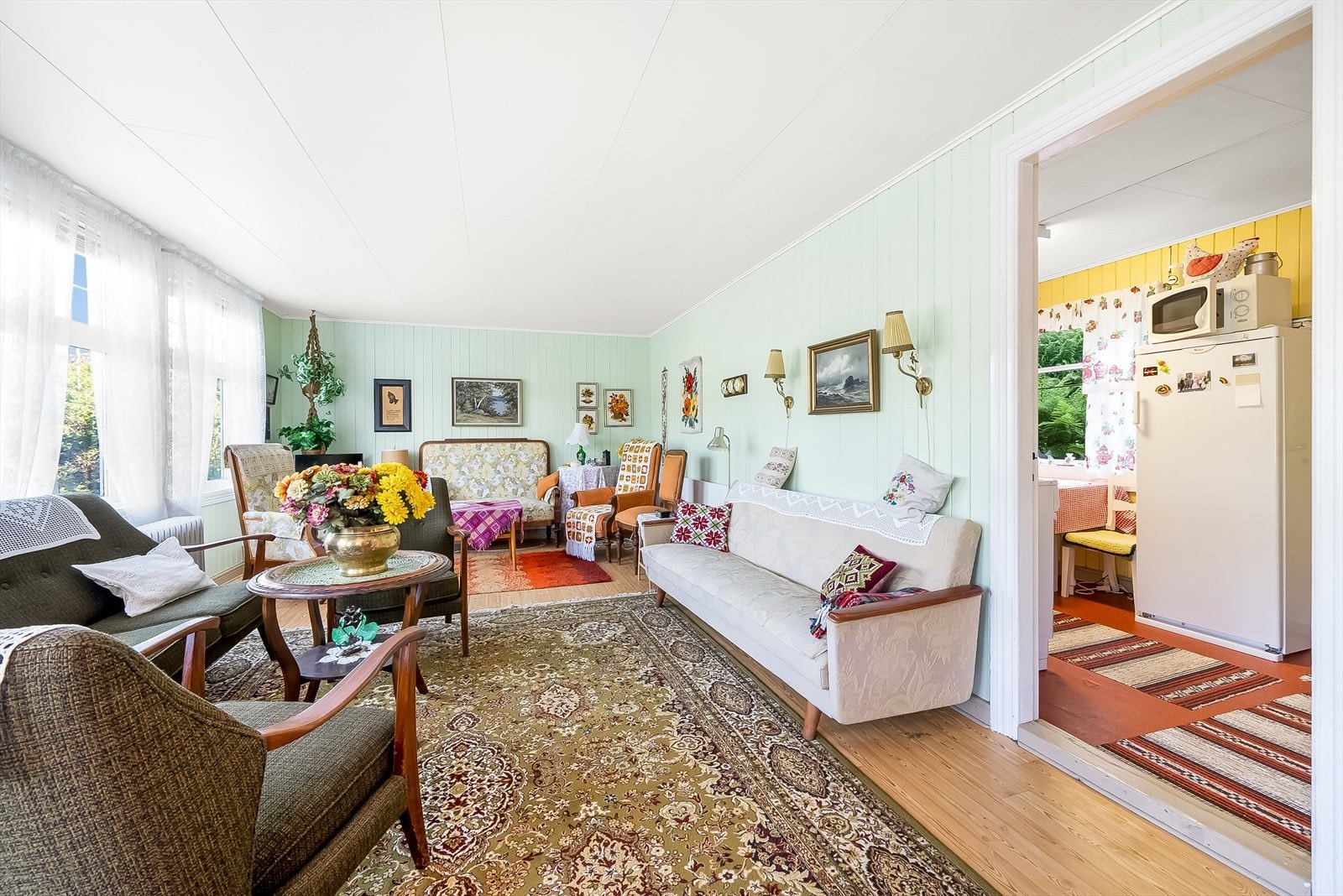 Lys og trivelig stue med gode vindusflater for godt lysinnslipp. Galleribilde