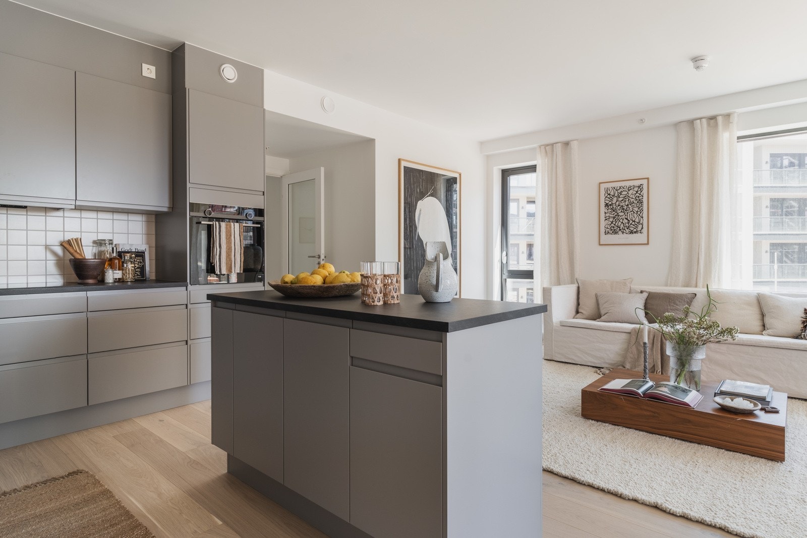 Kjøkkenet inkluderer også en praktisk kjøkkenøy med oppbevaringsmuligheter. Galleribilde