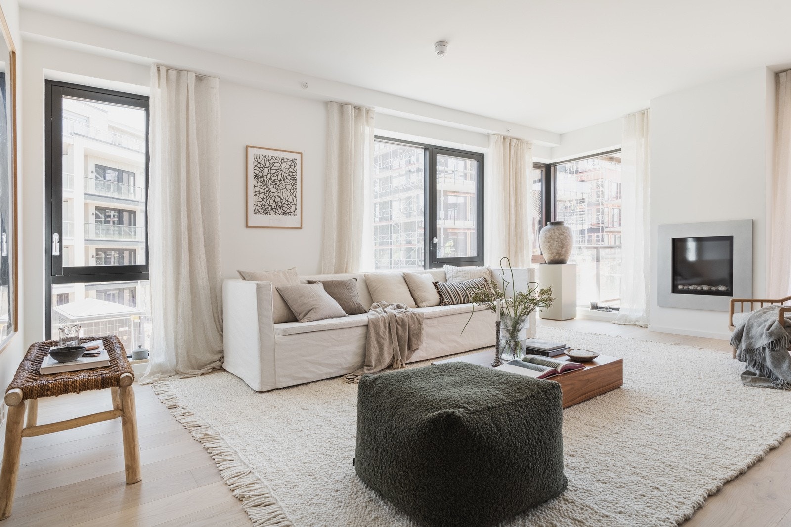 Store, moderne vinduer fra to yttervegger slipper inn rikelig med naturlig lys og gir en herlig følelse av romslighet. Galleribilde