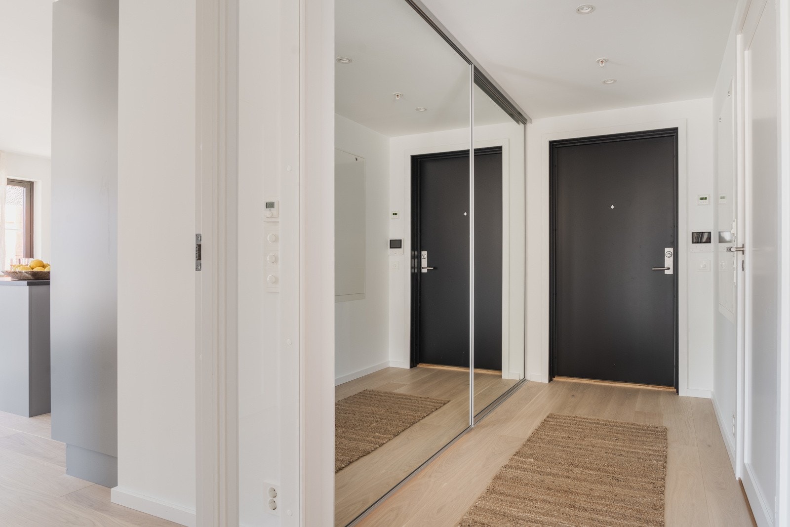 Ved å skjule både tekniske installasjoner samt sko og yttertøy, opprettholder man det rene og stilige utseendet i leiligheten, samtidig som funksjonaliteten beholdes. Galleribilde