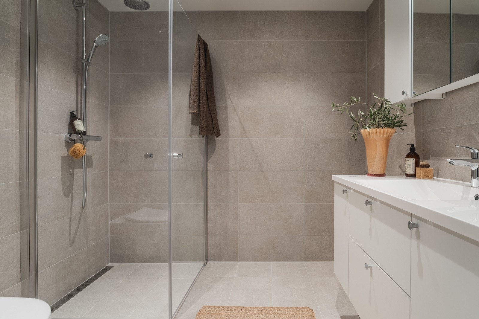 Det leveres oppgraderte fliser på vegger og gulv, varmekabler og downlights i tak. Galleribilde