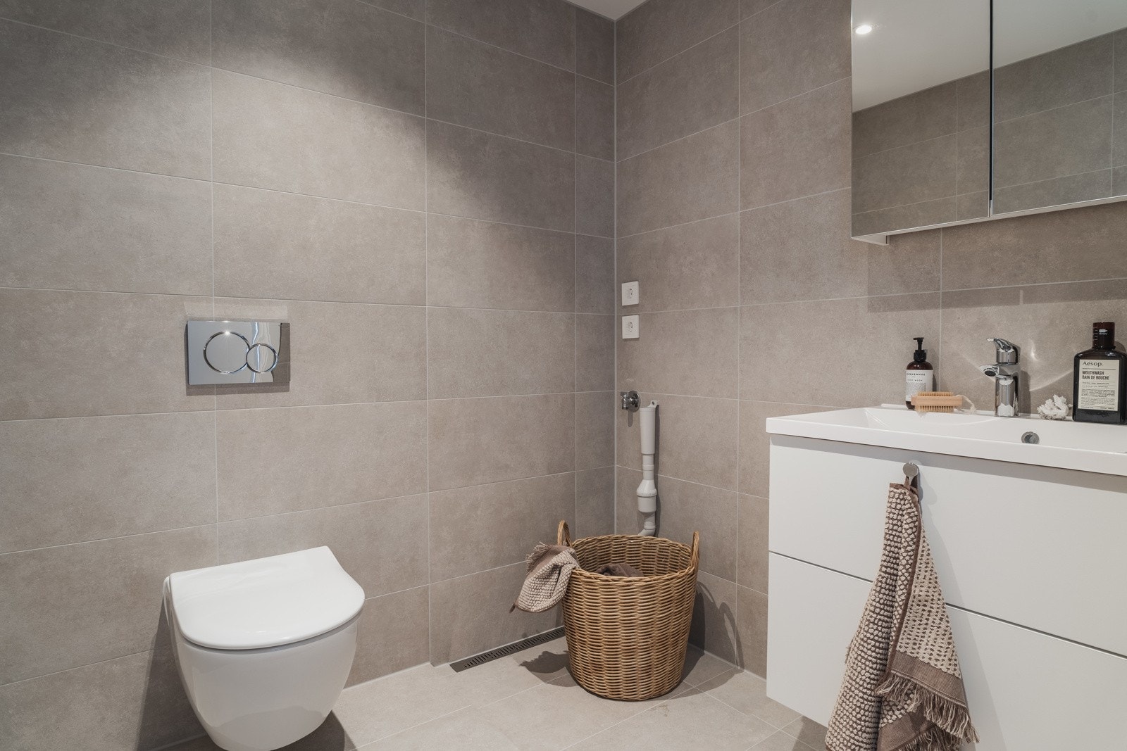 Fra hovedsoverom - Rommet er utstyrt med moderne baderomsinnredning, toalett samt opplegg for vaskemaskin/kondenstørketrommel. Galleribilde