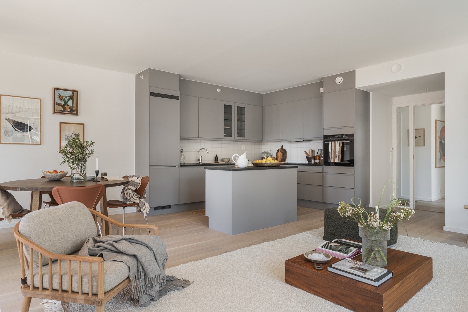 Oppholdsrommet leveres i en åpen og luftig løsning med en egen sone for kjøkkenet. Galleribilde