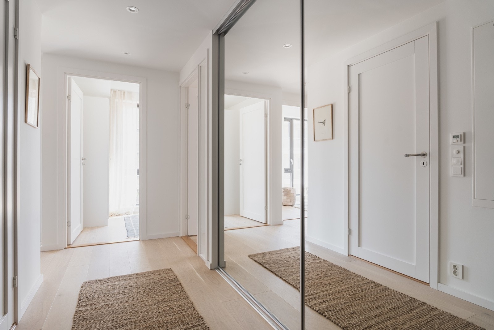 Entreen leveres med avsatt plass til et praktisk teknisk rom, kombinert med skyvedørsgarderobe. Galleribilde