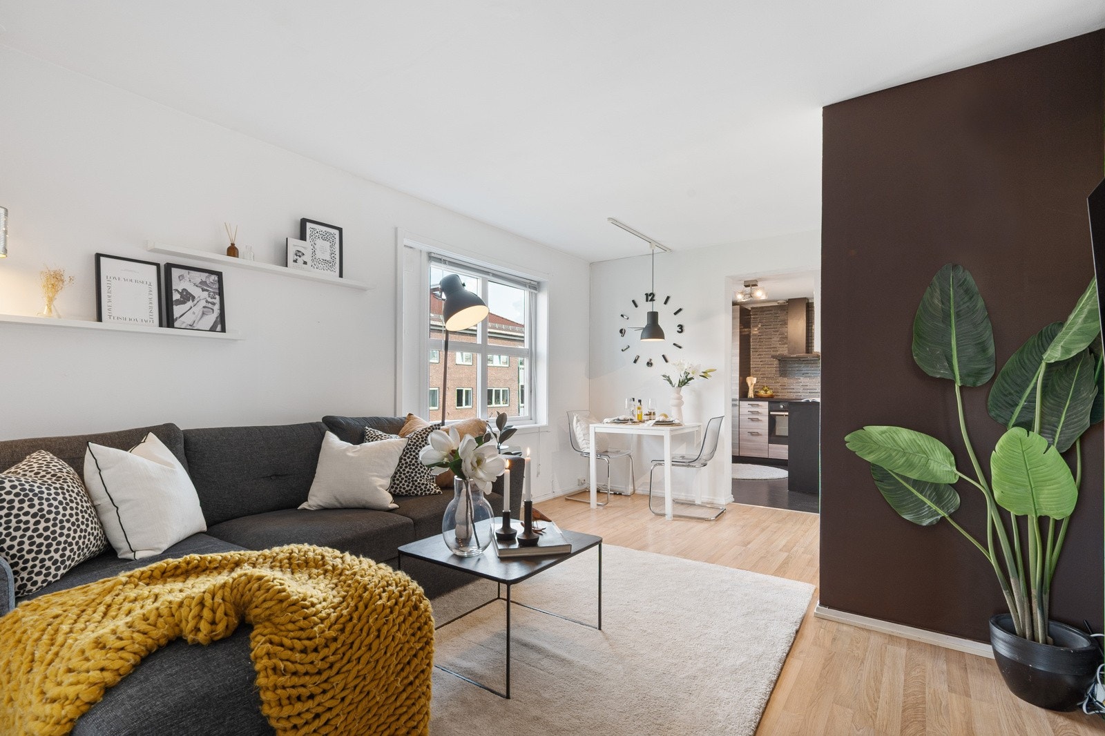 Flott stue med mye naturlig lys Galleribilde