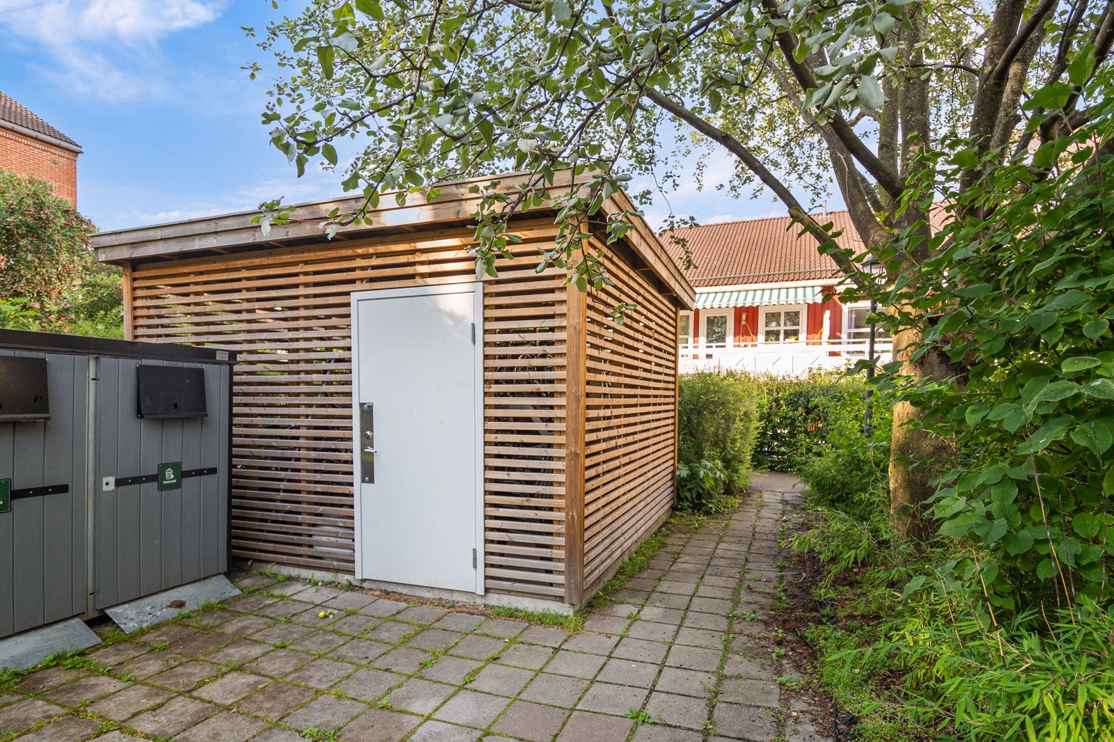 Kildesortering til søppel og ny sykkelbod. Galleribilde