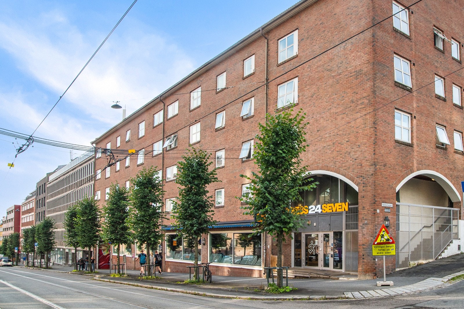 Fremsiden av bygningen, ut mot Trondheimsveien. Treningssenter i første etasje rett ved inn/utgang Galleribilde
