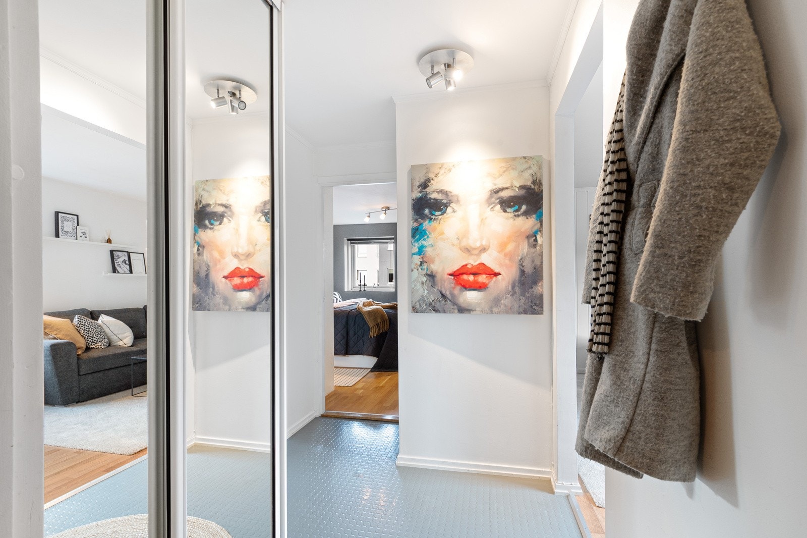 Gang med garderobe. God plass til sko og jakker. Galleribilde