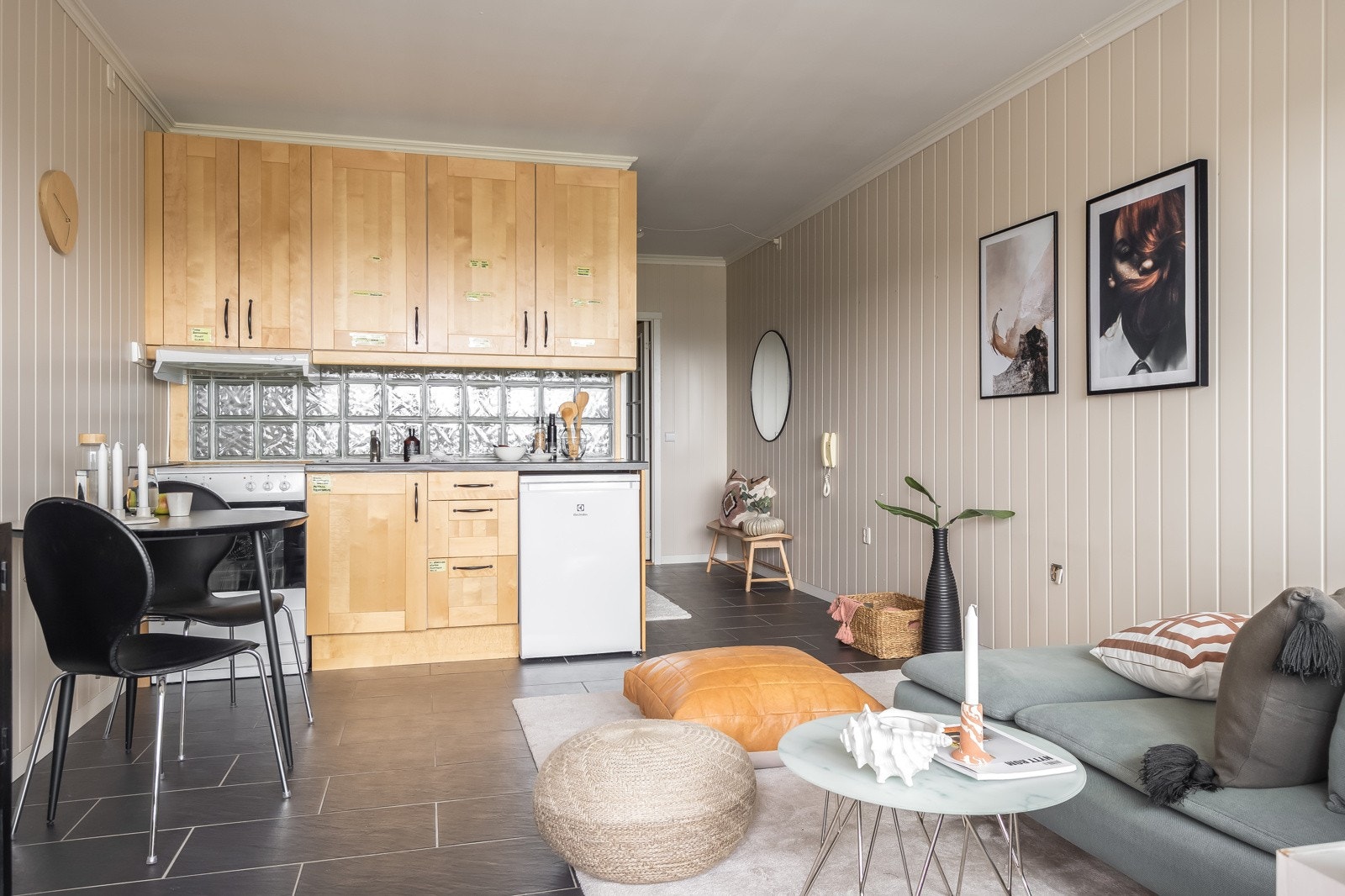 Leiligheten har en praktisk kjøkken som består av folierte skrog, lakkerte fronter og laminert benkeplate. Galleribilde