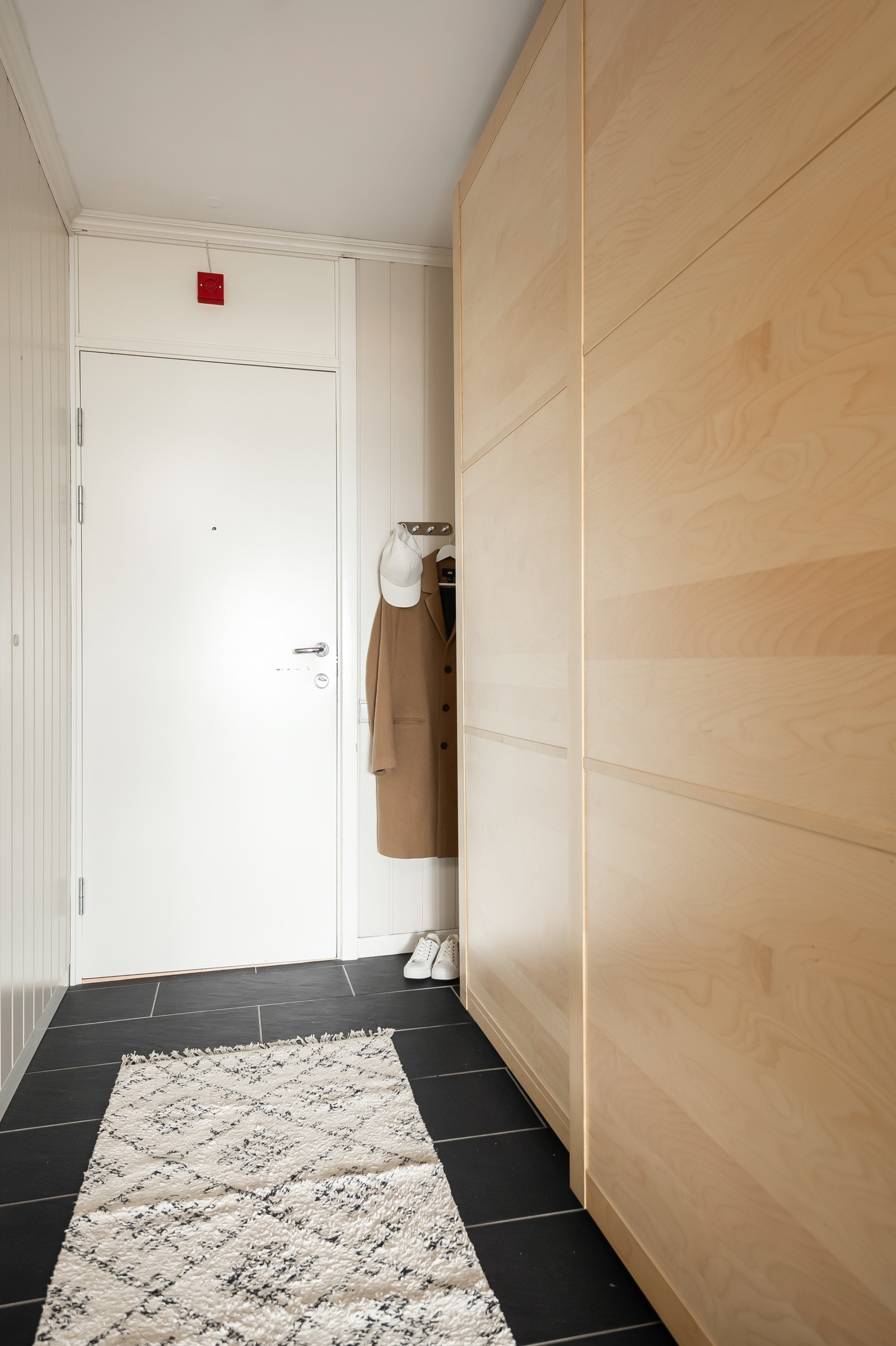 Leiligheten har en romslig entré på 6 kvm med god plass til store skyvedørsgarderobe. Galleribilde
