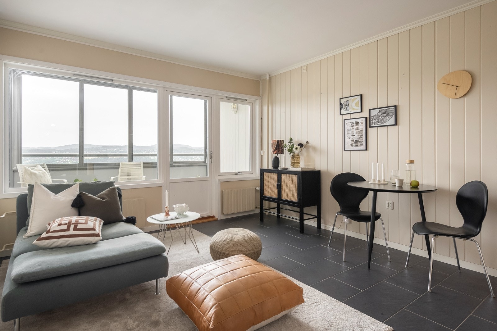 Lys og flott leilighet med plass til både sittegruppe og spisegruppe. Galleribilde