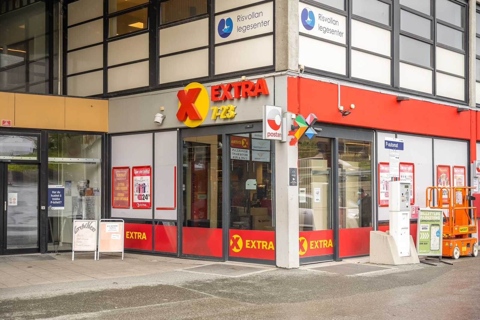 Heisen tar deg med ned til Risvollsenteret, med bl.a. restaurant, treningssenter, dagligvare, legesenter, tannlege, bibliotek m.m. Galleribilde