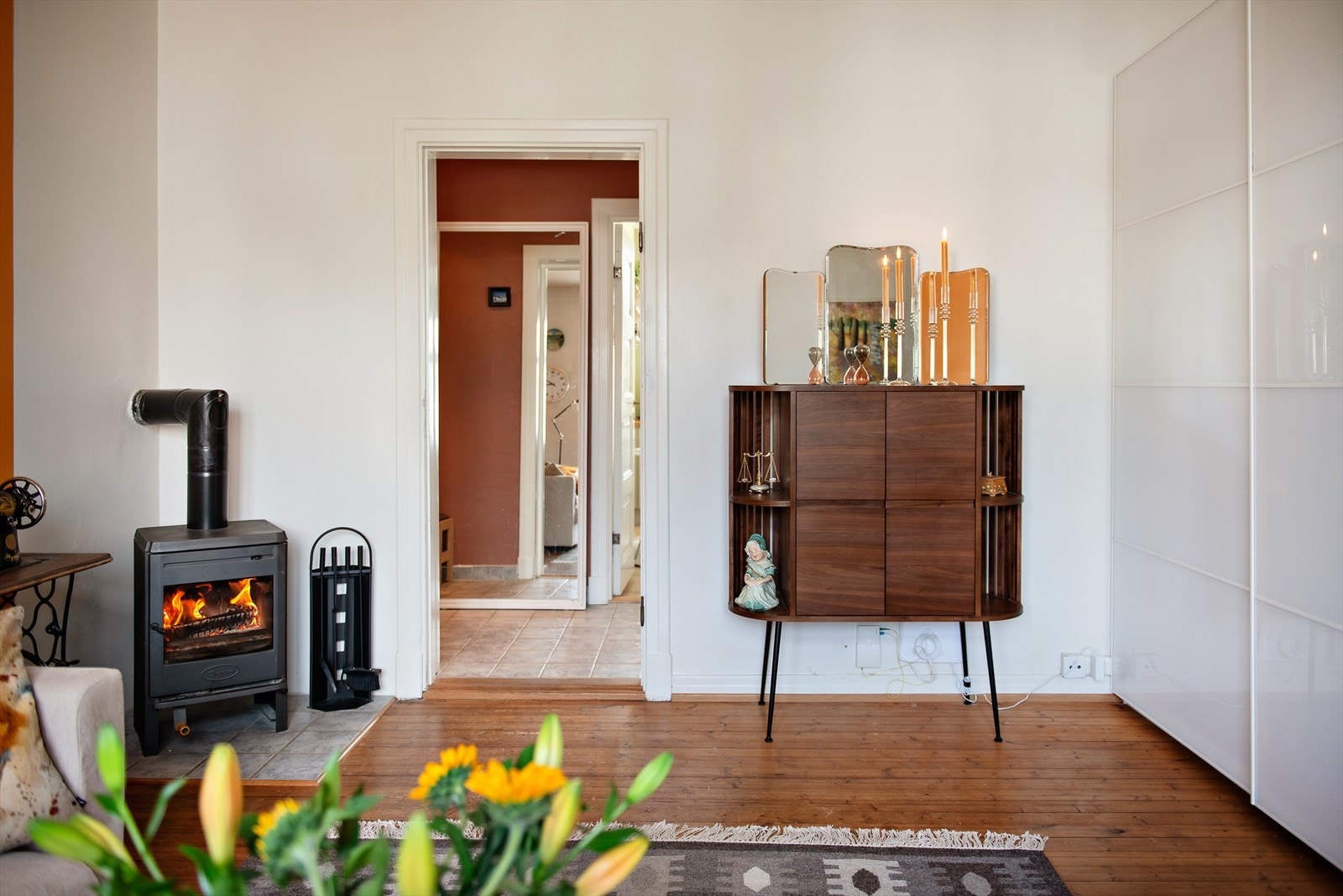 Klassisk peisovn med glassdør på flislagt felt i stuen. Galleribilde