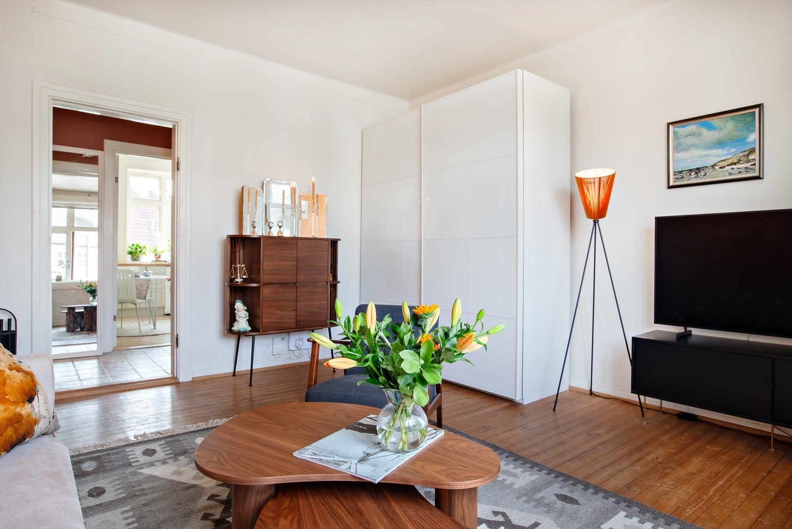 Leiligheten på 38 kvm i 3. etasje, ligger attraktivt og sentralt til på Rosenhoff/Grünerløkka i nærhet av alt du trenger av nærbutikker og servicetilbud. Galleribilde