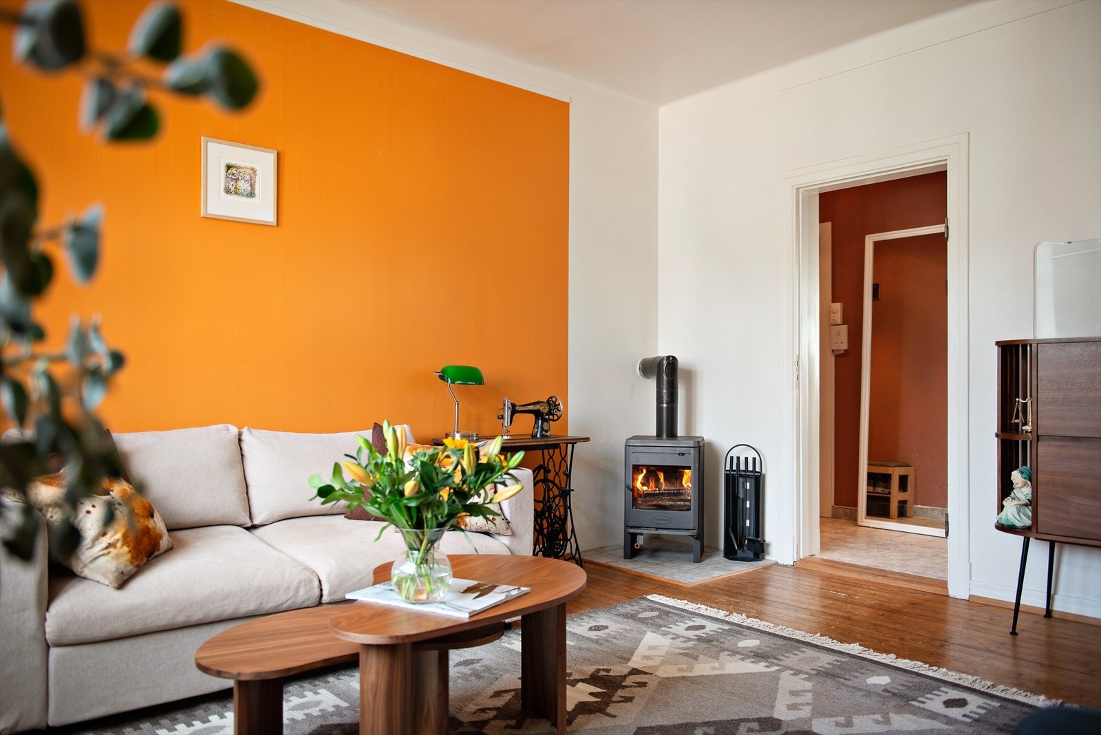 Gulvet er lagt sjarmfult heltre gulvbord og store vindusflater gir rikelig med naturlig lys. Galleribilde