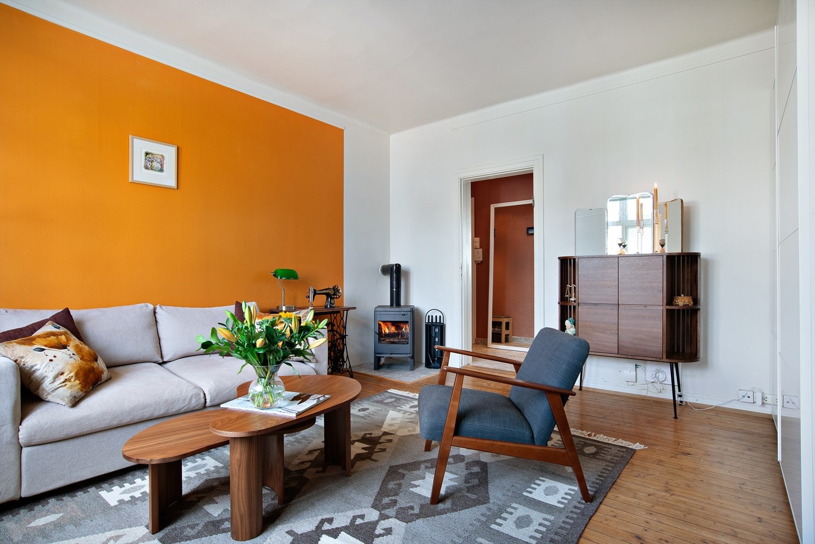 Gulvet er lagt sjarmfult heltre gulvbord. Galleribilde