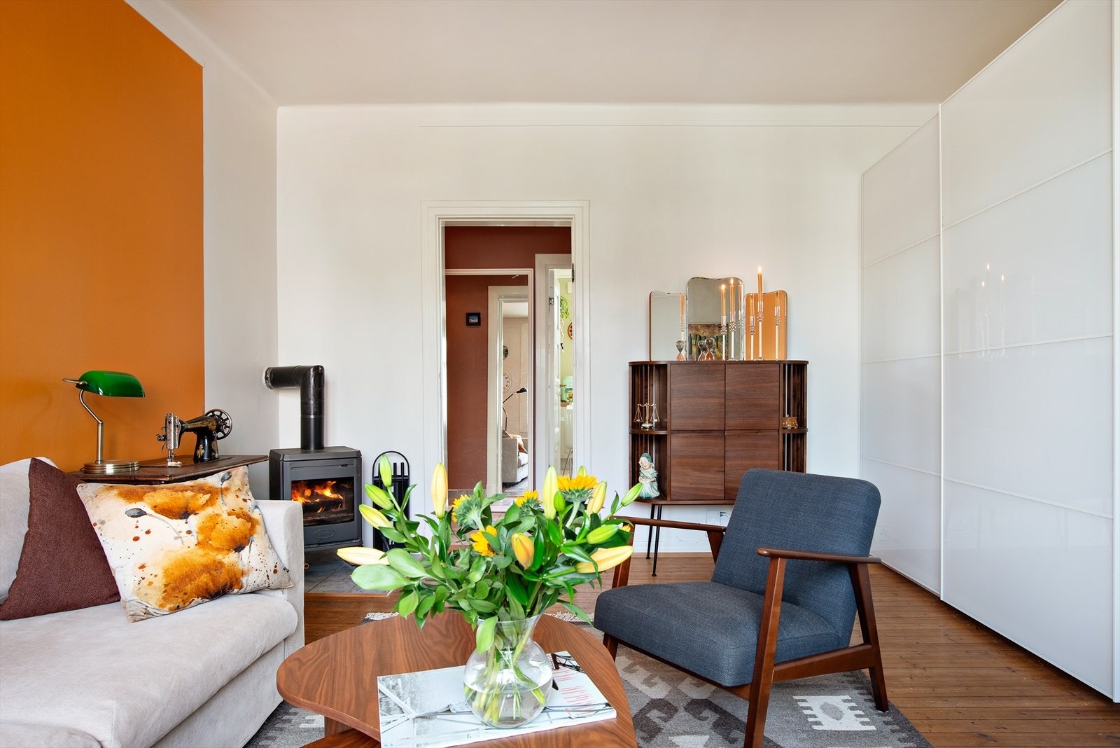 Stuen er romslig med naturlige møbleringssoner - God plass til komfortabel sofa/sovesofa, salongbord og mediemøbler. Galleribilde