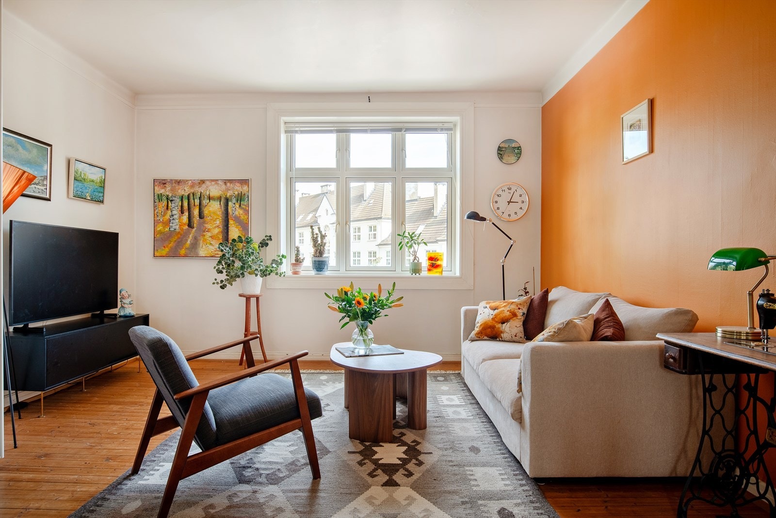 Leiligheten disponerer sjeldent god bodplass med 2 boder (kjeller og loft) på sammenlagt 12 kvm. Galleribilde