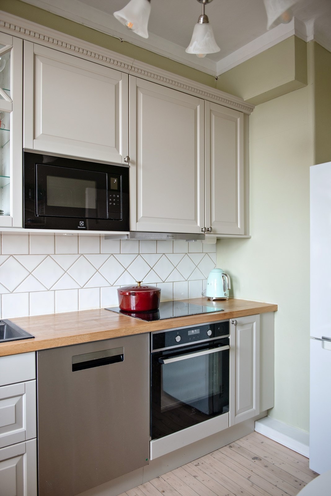 Kjøkkenet er utstyrt med oppvaskmaskin, integrert mikrobølgeovn, integrert stekeovn med dampfunksjon og platetopp. Galleribilde