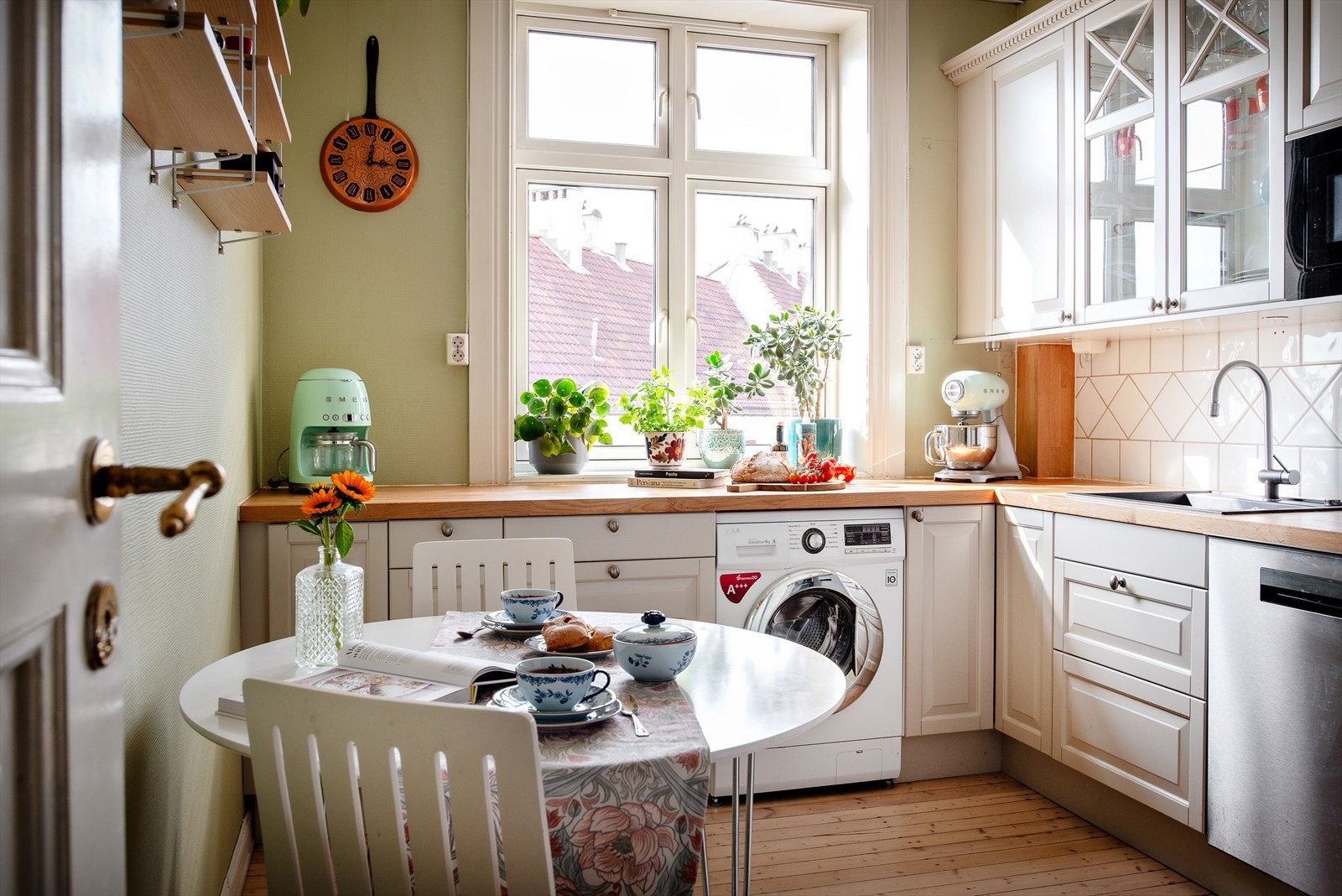 Stilfull kjøkkeninnredning levert av Epoq i 2019. Skreddersydd for en matentusiast og kulinariske eventyr. Galleribilde