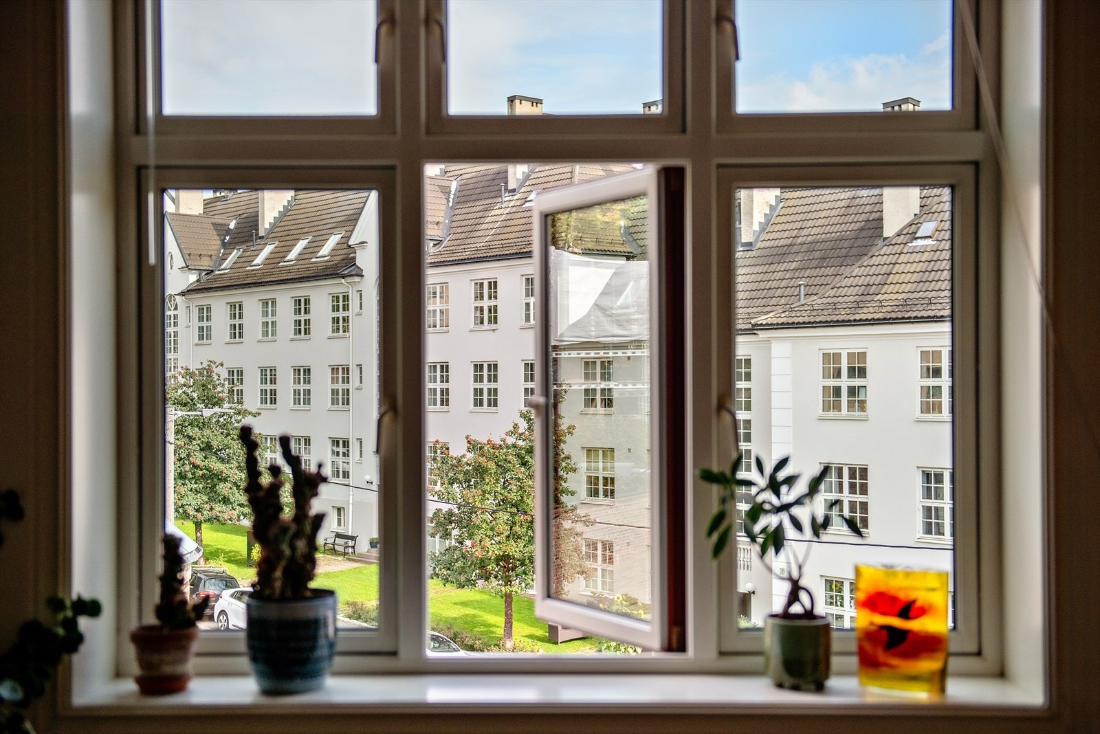 Dyp karm på vinduet i stuen med hyggelig utsyn mot nabolaget. Galleribilde