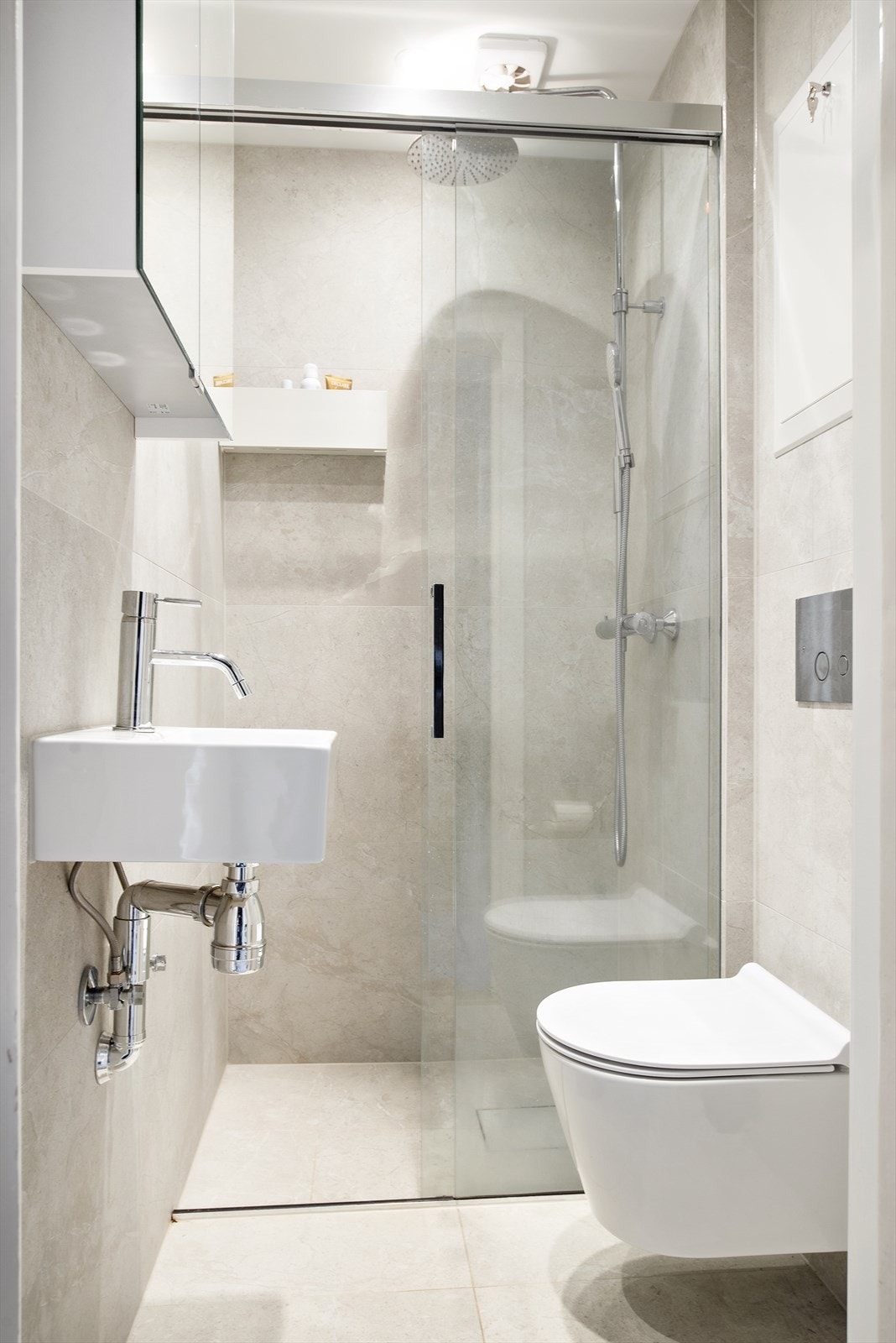 Stilrent bad rehabilitert i 2024 med overskap med speilfronter og belysning over servant. Galleribilde