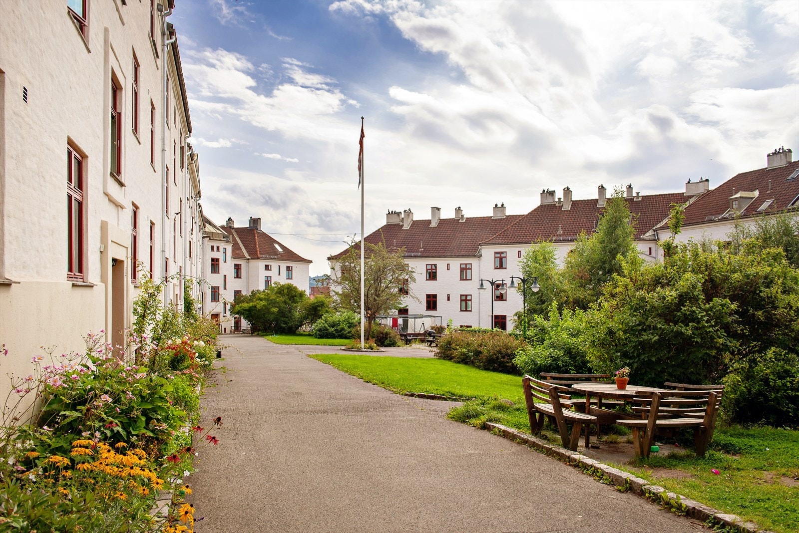 Rolig og fredfull bakgård. Galleribilde