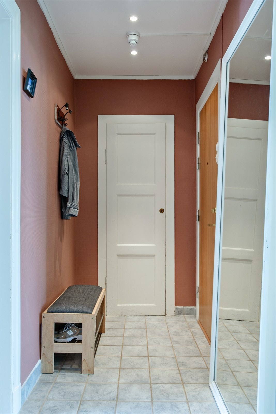 God plass til benk/kommode for ekstra oppbevaringsplass. Galleribilde