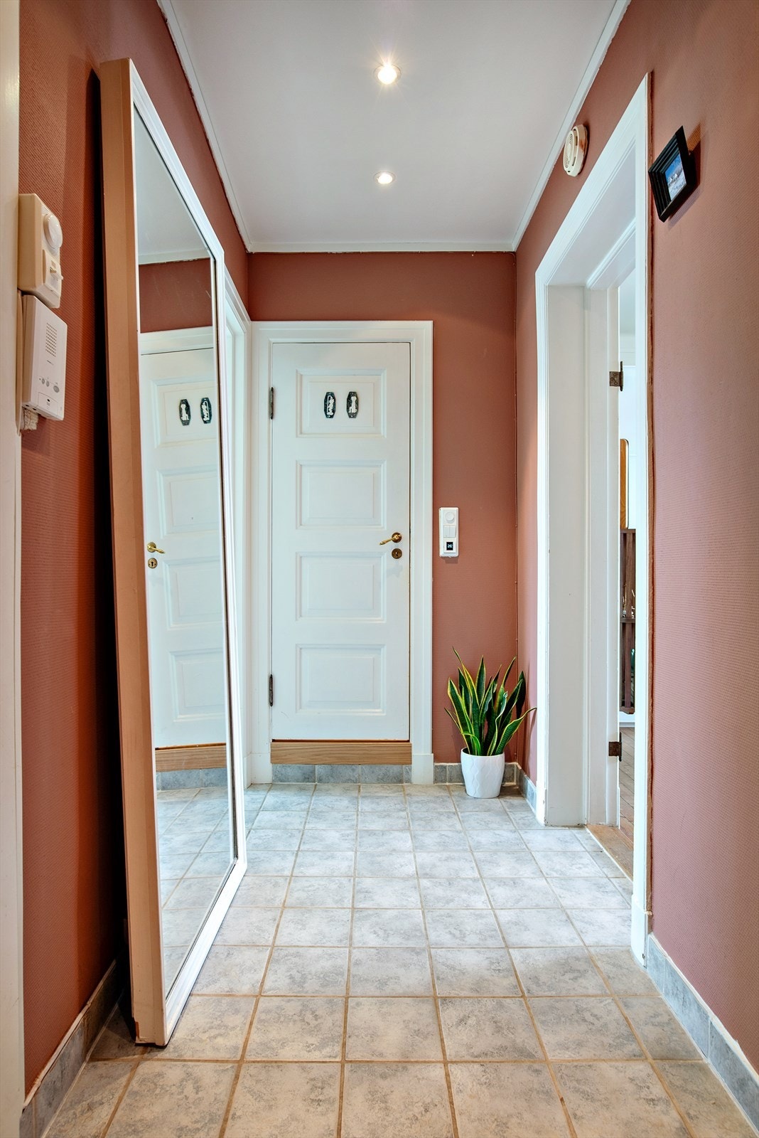 Velkommen in! Entréen er romslig med walk-in garderobeløsning, flislagt gulv med varmekabler og dørcallingssystem. Galleribilde