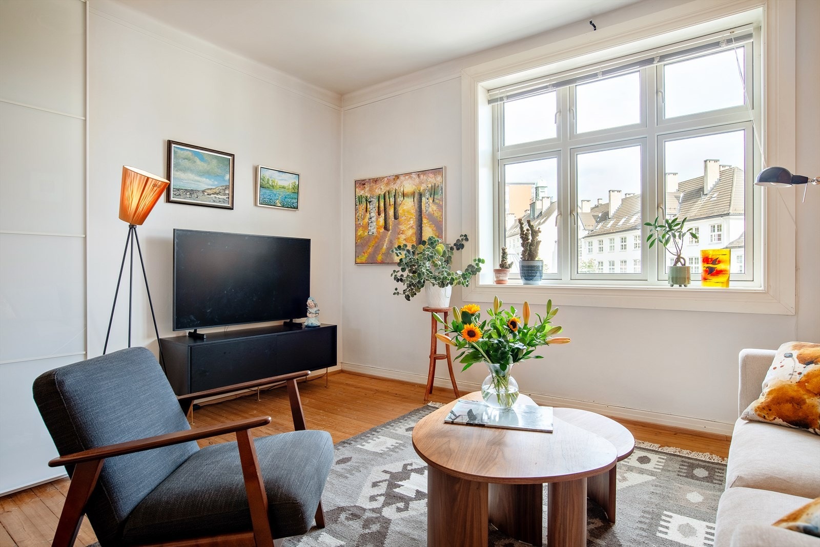 Store vindusflater gir rikelig med naturlig lys. God plass til innredning med sovealkove. Galleribilde