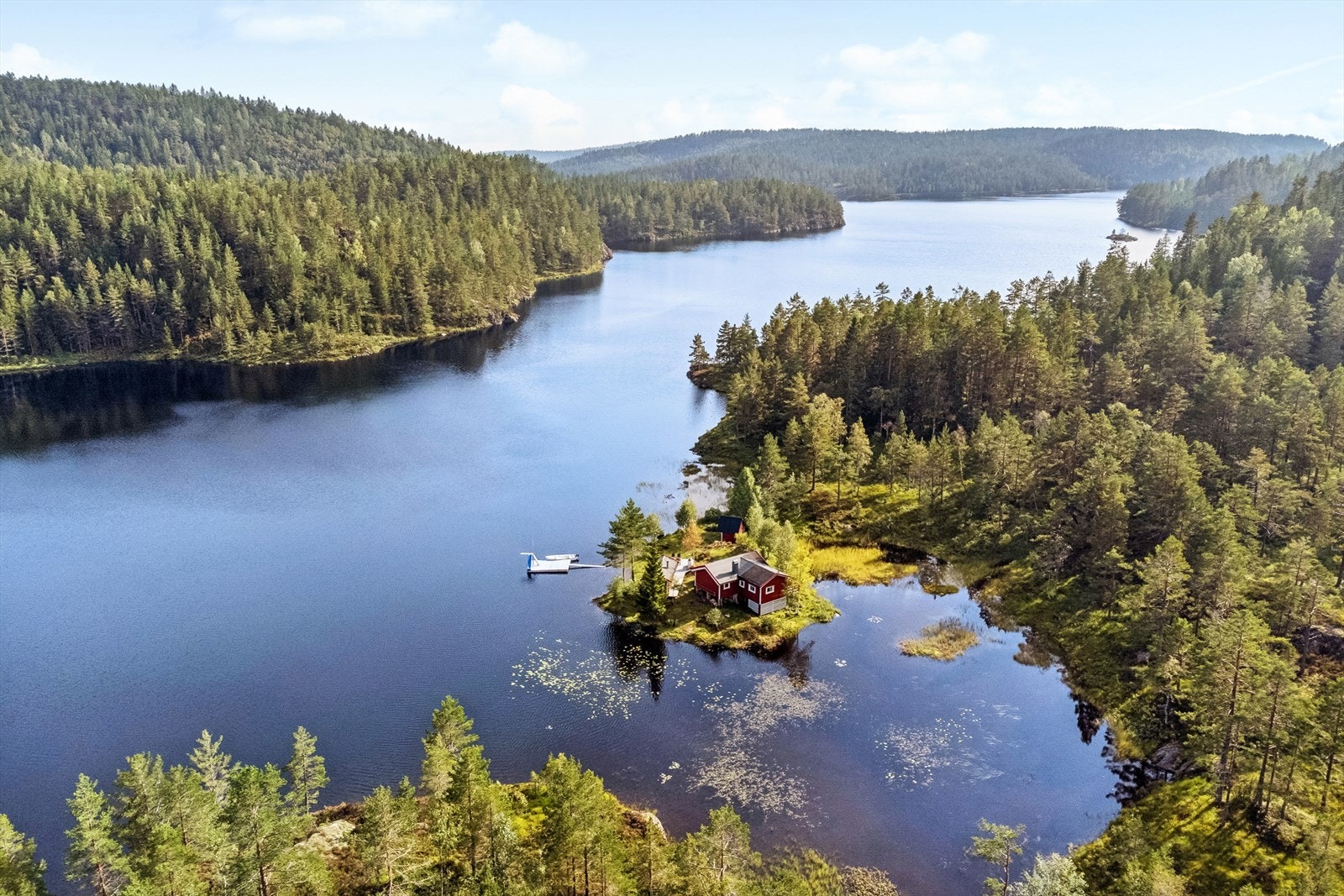 Hytta har en idyllisk og usjenert beliggenhet med egen strandlinje i Kleivann i Gjerstad kommune, 328 meter over havet. Galleribilde