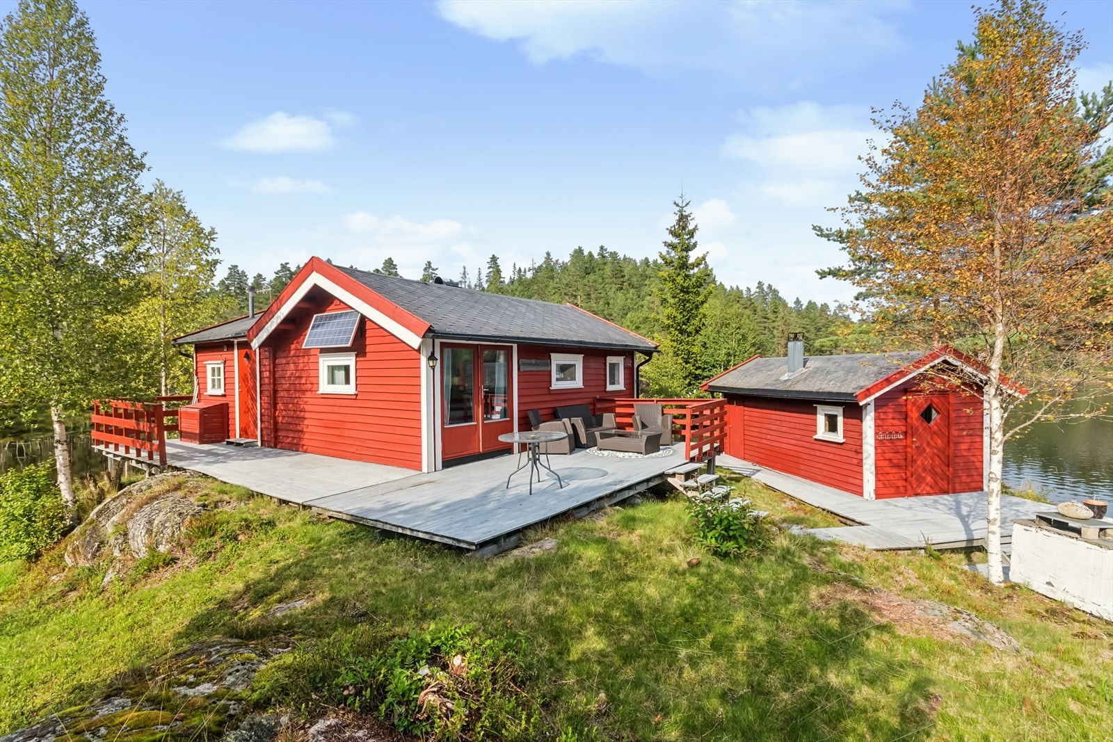 Hytte med alt på et plan + hems, oppført i 1969 og noe tilbygget i senere tid. Galleribilde