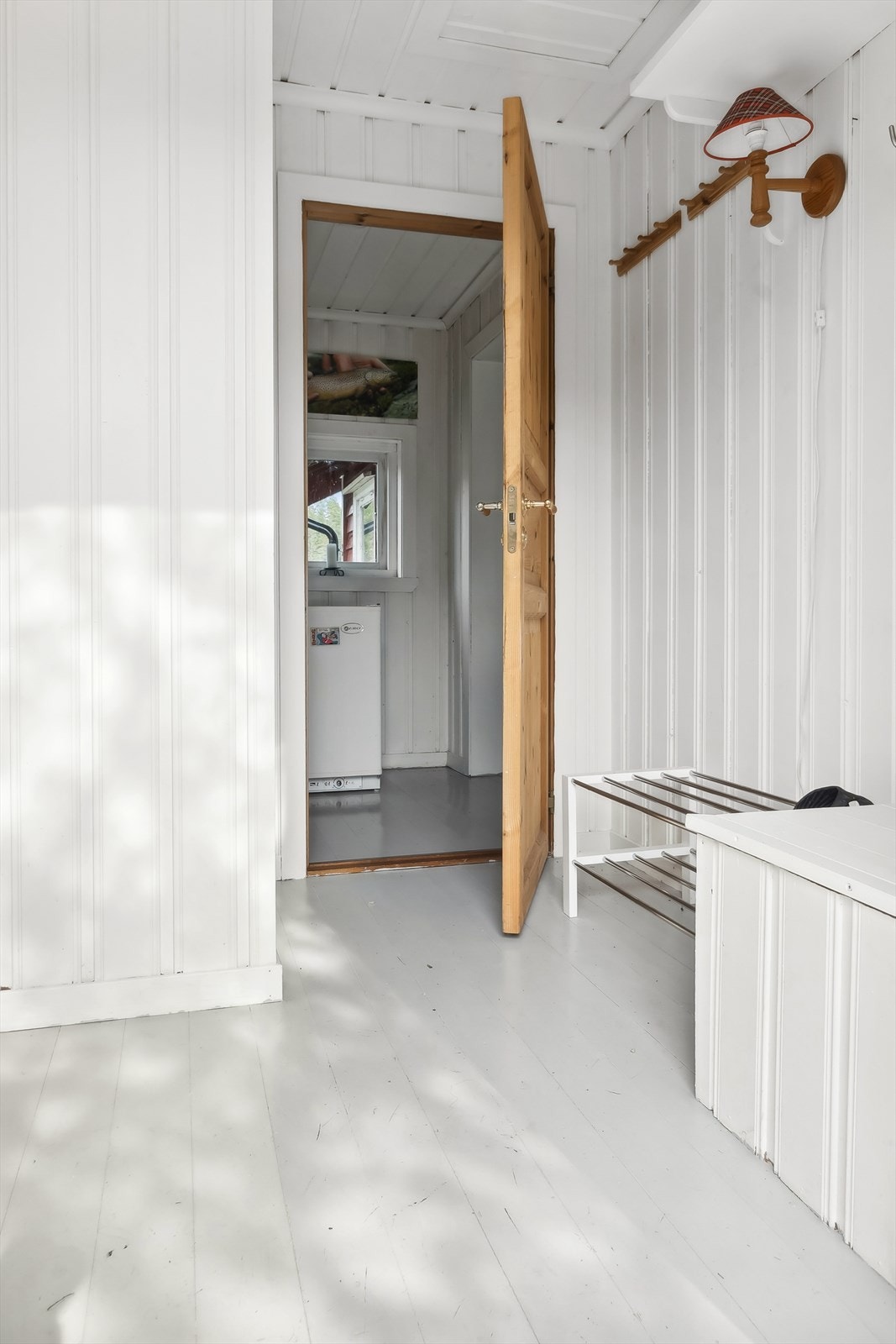 Velkommen inn! Entréen gir en fin smakebit av hyttas standard med malte tregulv og malt panel på vegger/himling. Galleribilde